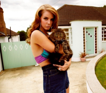 Polonahá Lana del Rey plave v novém klipu s krokodýly